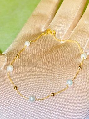 Dainty 18 K Gold & Pearls Bracelet 
Stamped AU 750